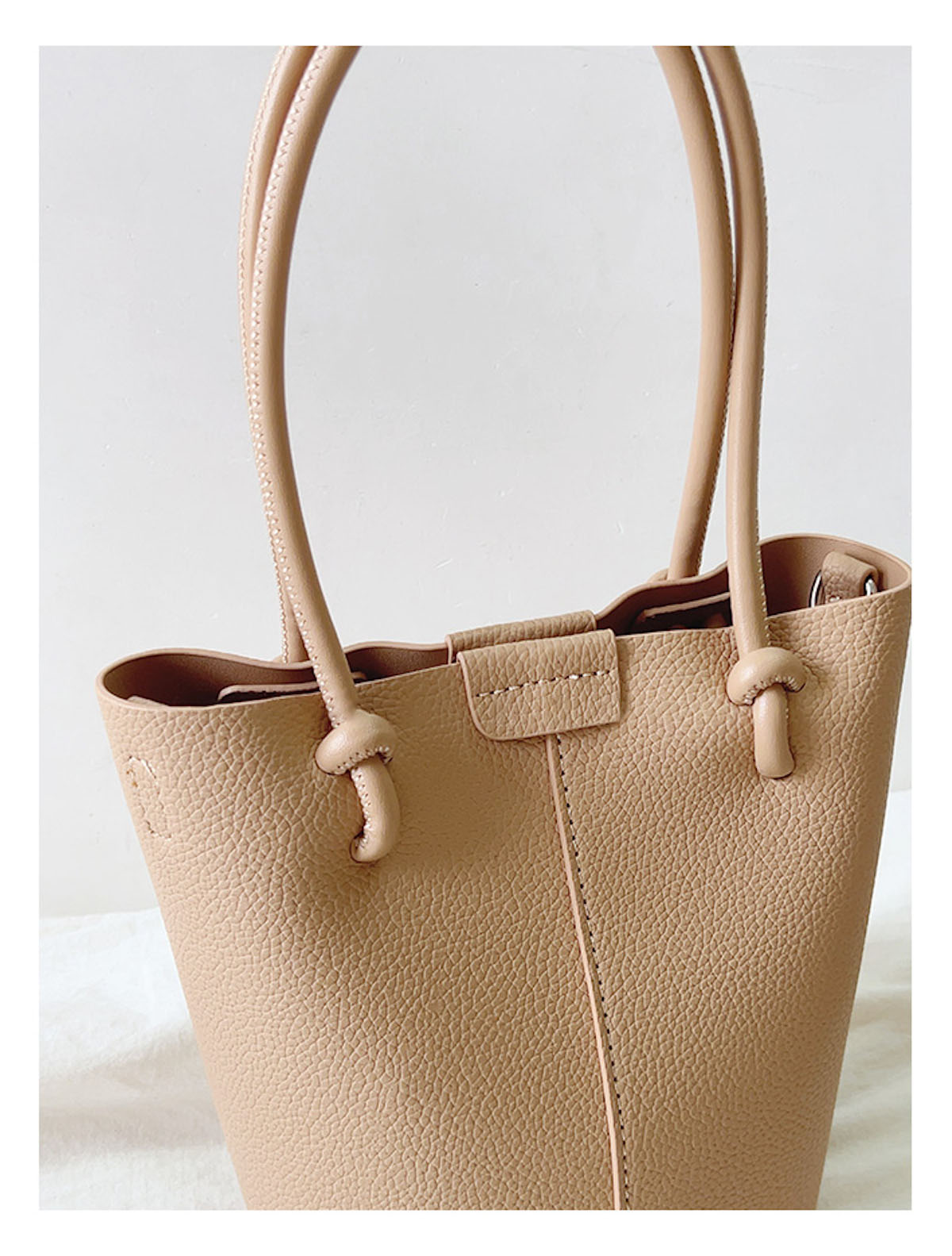 Women’s Chic Leather Bucket Bag Crossbody Bag for Everyday City Outfits