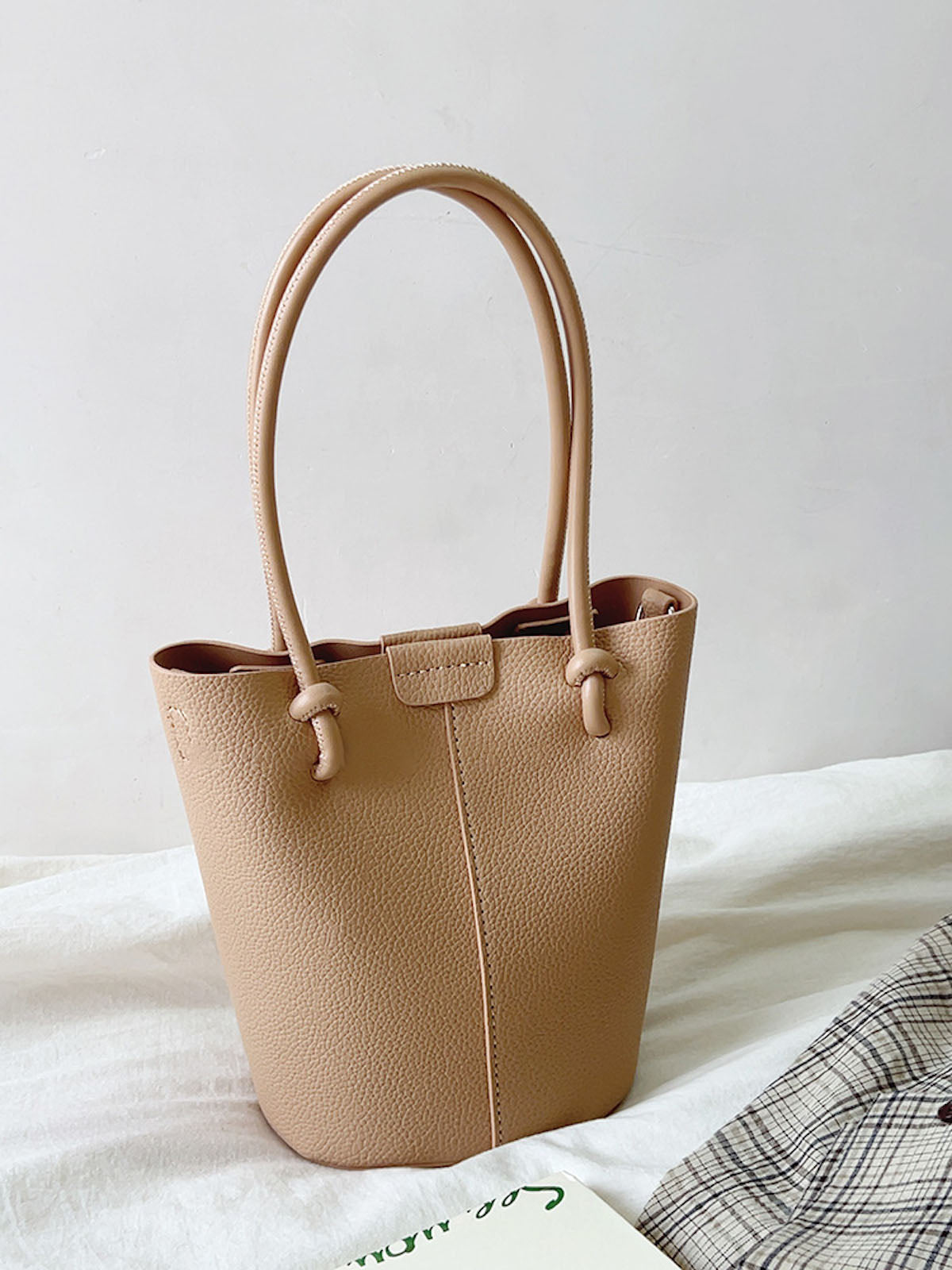 Women’s Chic Leather Bucket Bag Crossbody Bag for Everyday City Outfits