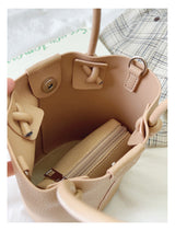 Women’s Chic Leather Bucket Bag Crossbody Bag for Everyday City Outfits