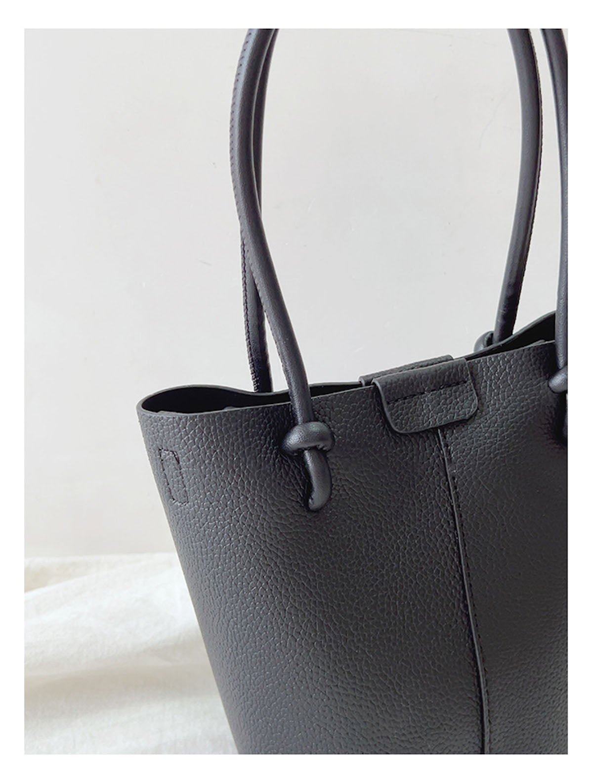 Women’s Chic Leather Bucket Bag Crossbody Bag for Everyday City Outfits