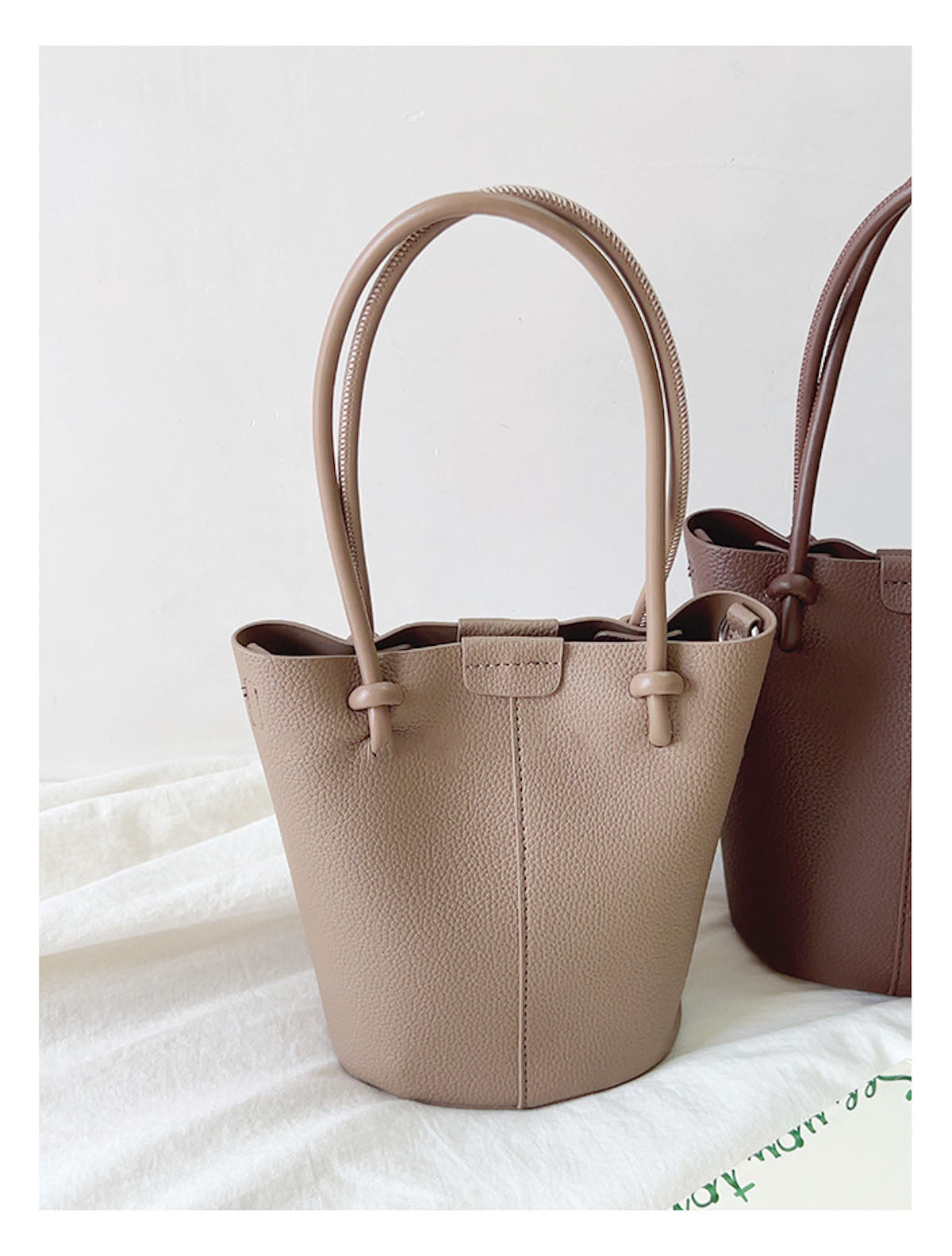 Women’s Chic Leather Bucket Bag Crossbody Bag for Everyday City Outfits