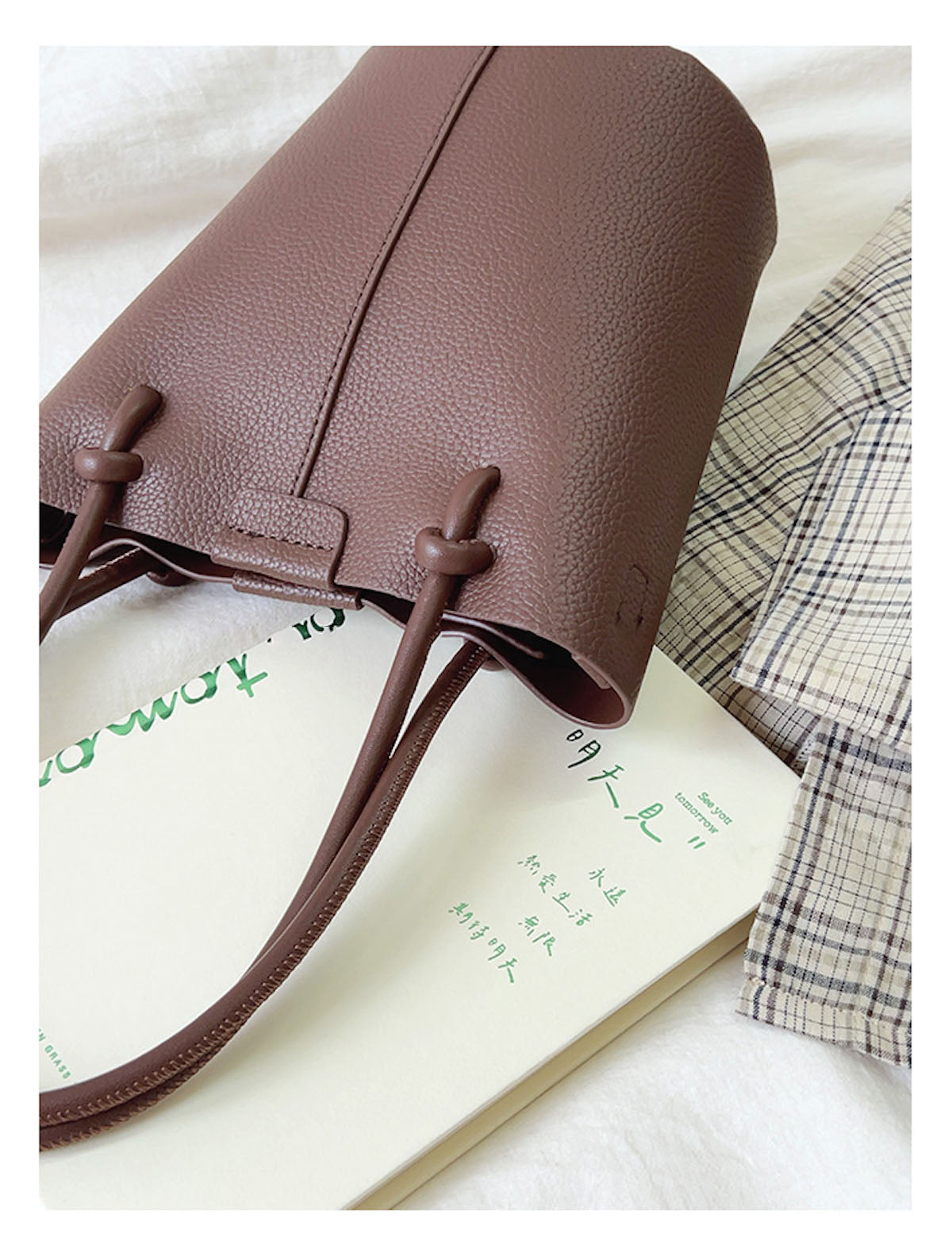 Women’s Chic Leather Bucket Bag Crossbody Bag for Everyday City Outfits