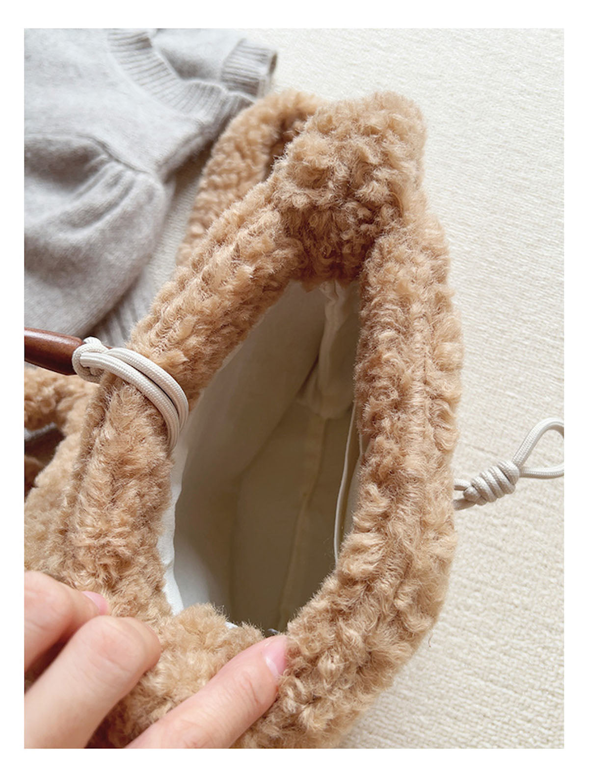 Women’s Faux Furry Crossbody Bag for Cozy Everyday Outfits