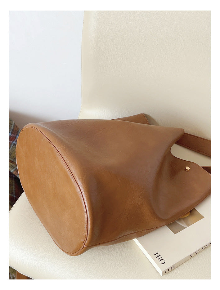 Women’s Chic Leather Bucket Bag for Everyday City Outfits