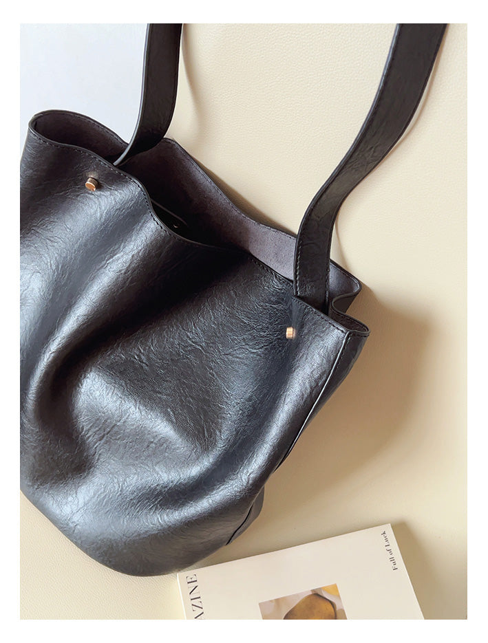 Women’s Chic Leather Bucket Bag for Everyday City Outfits