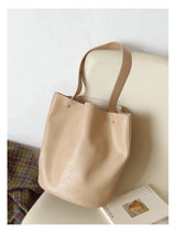 Women’s Chic Leather Bucket Bag for Everyday City Outfits