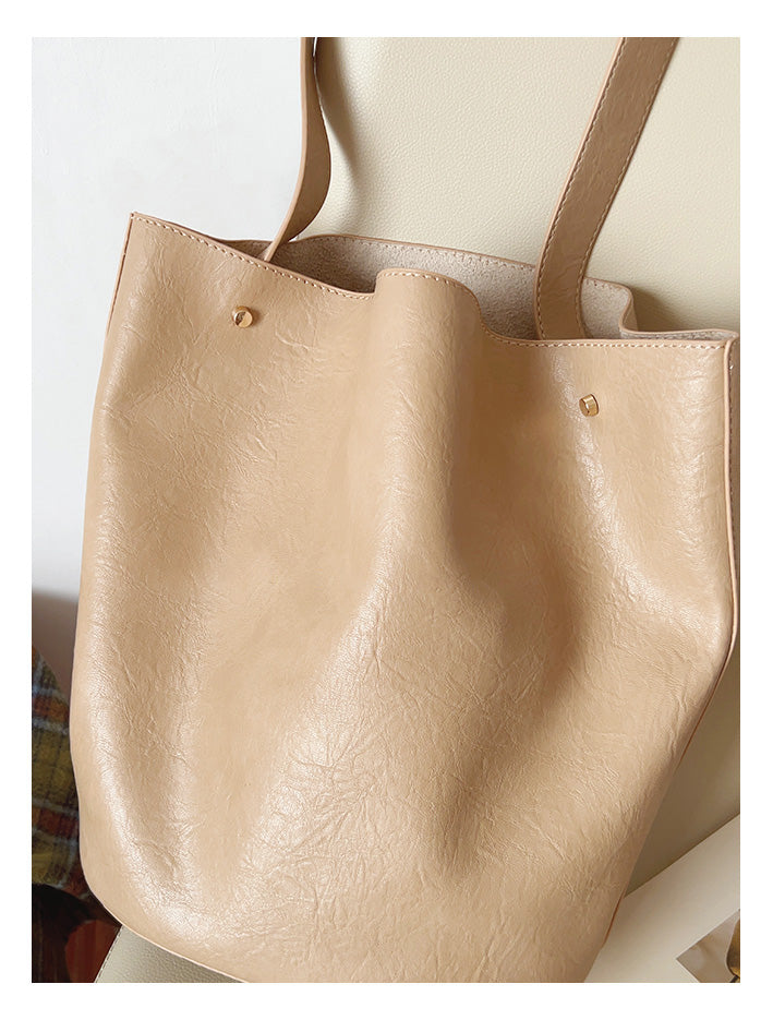Women’s Chic Leather Bucket Bag for Everyday City Outfits