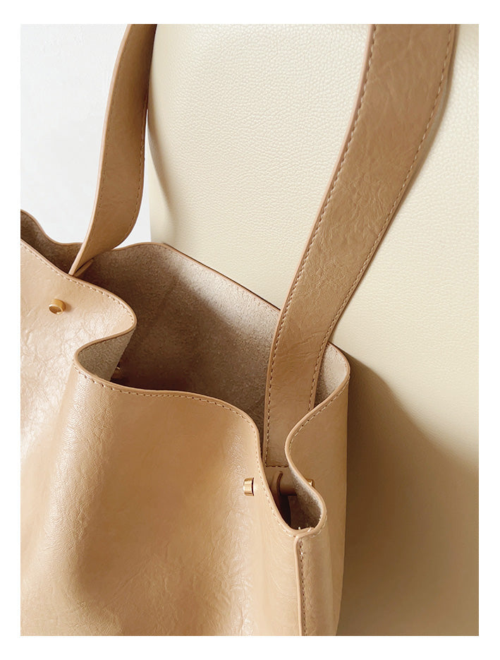 Women’s Chic Leather Bucket Bag for Everyday City Outfits