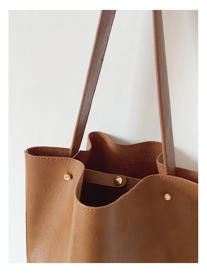 Women’s Chic Leather Bucket Bag for Everyday City Outfits