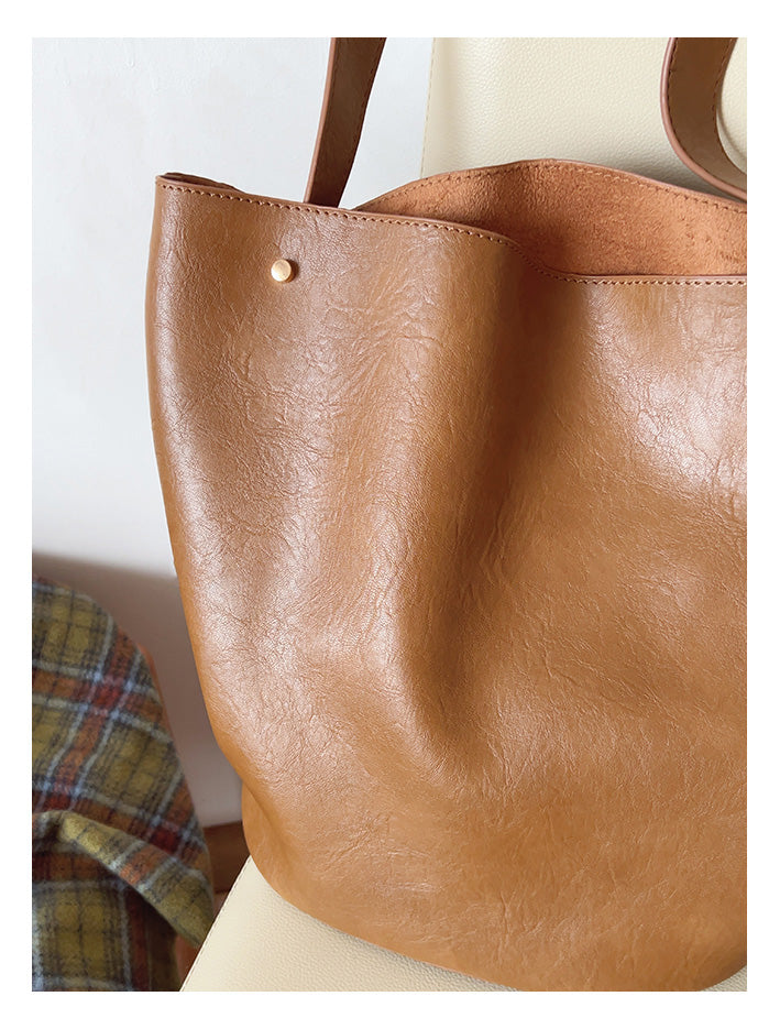 Women’s Chic Leather Bucket Bag for Everyday City Outfits