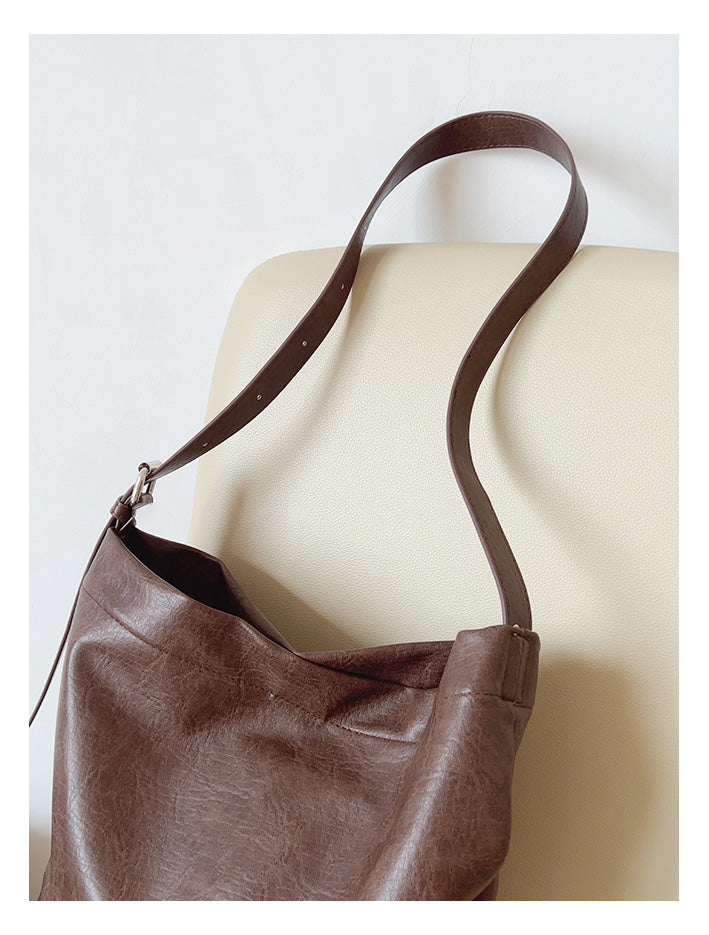 Women’s Retro Bucket Leather Bag for Everyday City Outfits