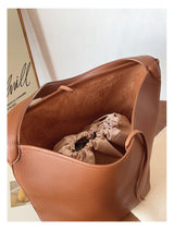 Women’s Chic Leather Bucket Bag Crossbody Bag for Everyday City Outfits