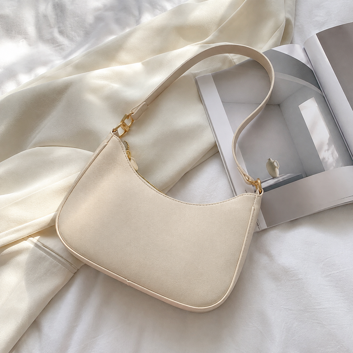 Petit sac croissant minimaliste en cuir vegan avec détail chaîne dorée