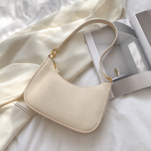 Petit sac croissant minimaliste en cuir vegan avec détail chaîne dorée