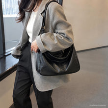 Grand sac hobo souple en cuir vegan, cabas à épaule zippé pour femme