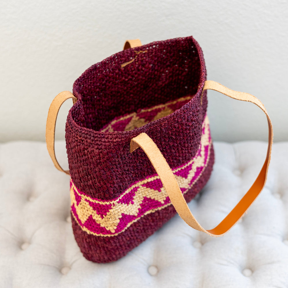 Damen Raffia-Tote in Magenta mit Echtlederriemen für Strand, Urlaub & Sommer-Outfits