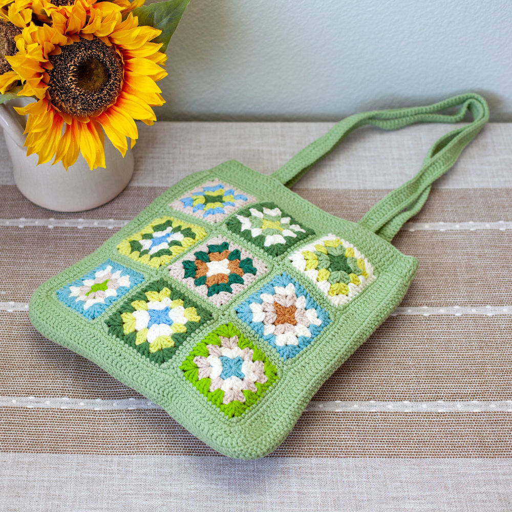 Handgemachte Damen-Häkel-Umhängetasche mit Granny-Square-Patch für Boho-Alltagsstil & Geschenke