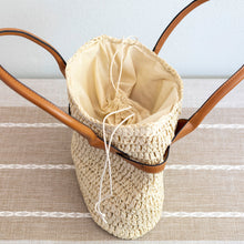 Damen-Umhängetasche aus Stroh mit Henkel und Lederakzenten, Beuteltasche für Strand, Urlaub und Sommer-Outfits