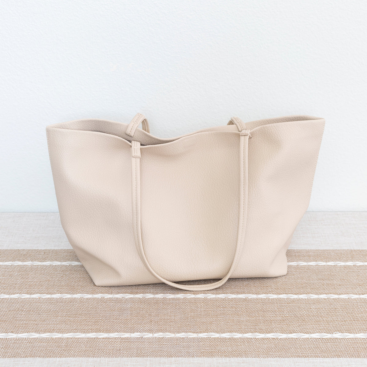 Women’s Large Carryall Tote In Soft Pebbled Leather for Everyday City Outfits
