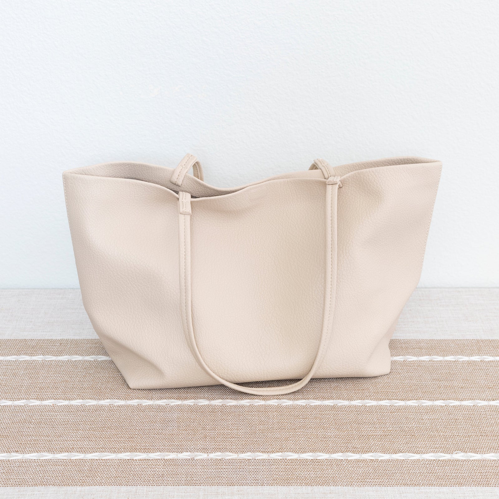 Women’s Large Carryall Tote In Soft Pebbled Leather for Everyday City Outfits