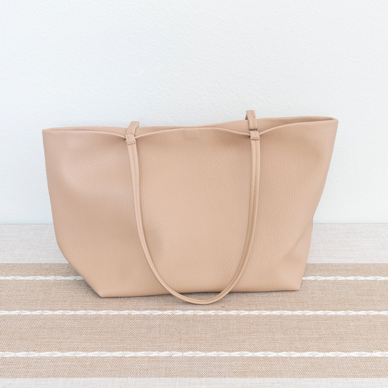 Women’s Large Carryall Tote In Soft Pebbled Leather for Everyday City Outfits