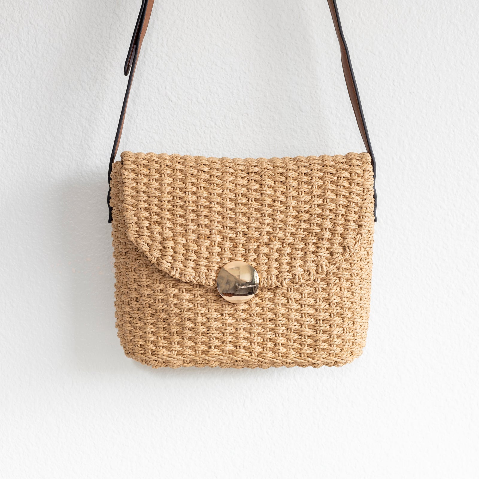 Women’s Straw Woven Messenger Bag with Flap Crossbody Bag for Beach, Vacation & Summer Outfits