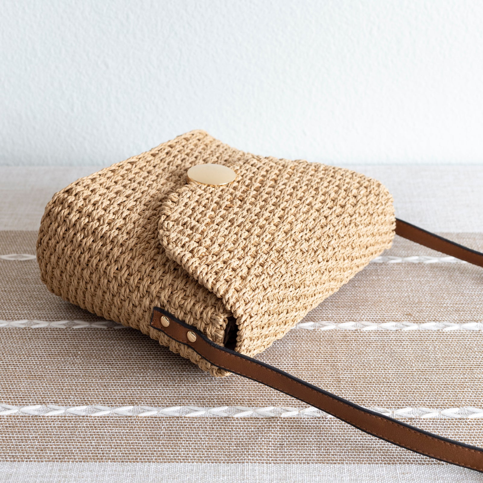 Women’s Straw Woven Messenger Bag with Flap Crossbody Bag for Beach, Vacation & Summer Outfits