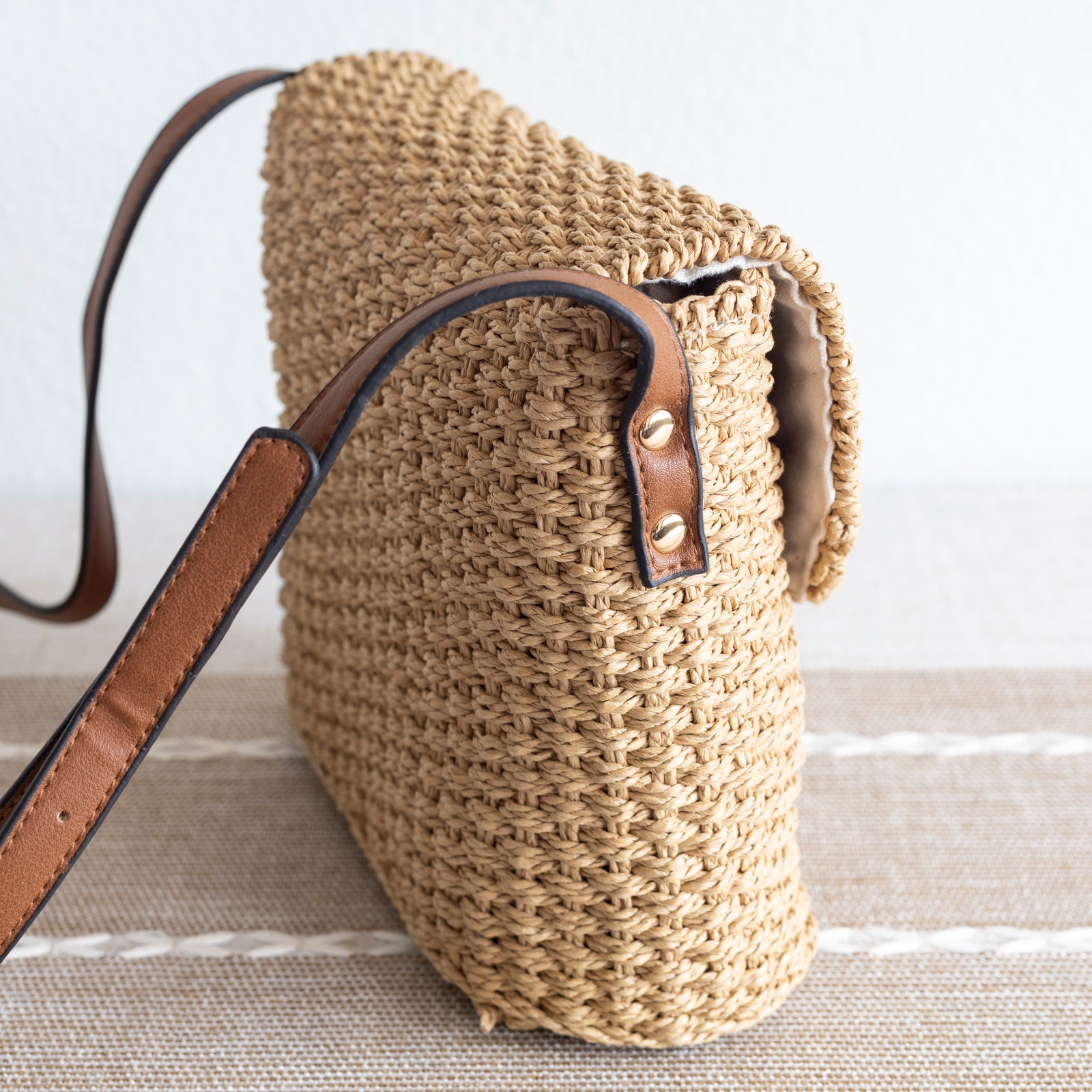 Women’s Straw Woven Messenger Bag with Flap Crossbody Bag for Beach, Vacation & Summer Outfits