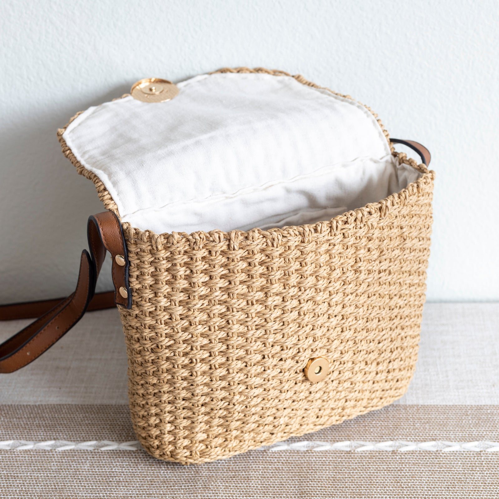 Women’s Straw Woven Messenger Bag with Flap Crossbody Bag for Beach, Vacation & Summer Outfits