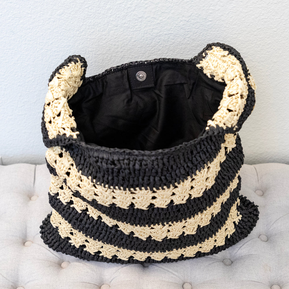 Handgemachte Stroh-Umhängetasche für Damen mit Häkelmuster. Schwarz-beige gestreifte Schultertasche für Strand, Urlaub & Sommer-Outfits