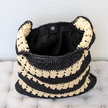 Handgemachte Stroh-Umhängetasche für Damen mit Häkelmuster. Schwarz-beige gestreifte Schultertasche für Strand, Urlaub & Sommer-Outfits