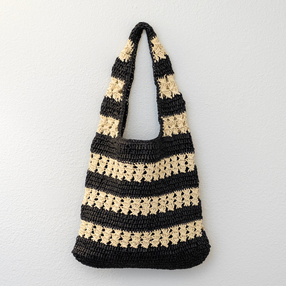Handgemachte Stroh-Umhängetasche für Damen mit Häkelmuster. Schwarz-beige gestreifte Schultertasche für Strand, Urlaub & Sommer-Outfits