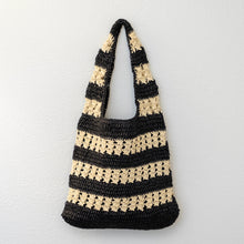Handgemachte Stroh-Umhängetasche für Damen mit Häkelmuster. Schwarz-beige gestreifte Schultertasche für Strand, Urlaub & Sommer-Outfits