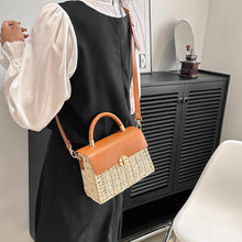 Geflochtene Strohtasche für Damen mit Lederüberschlag und Lederbesatz Handtasche für Strand, Urlaub & Sommer-Outfits