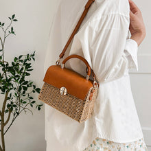 Geflochtene Strohtasche für Damen mit Lederüberschlag und Lederbesatz Handtasche für Strand, Urlaub & Sommer-Outfits