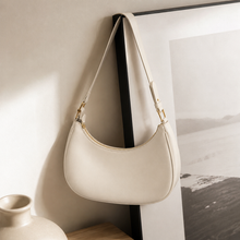 Petit sac croissant minimaliste en cuir vegan avec détail chaîne dorée