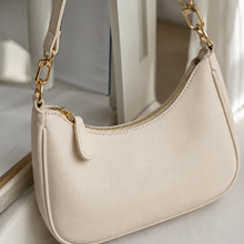 Petit sac croissant minimaliste en cuir vegan avec détail chaîne dorée