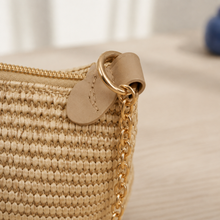 Kleine Stroh-Baguette-Tasche mit goldfarbener Kette