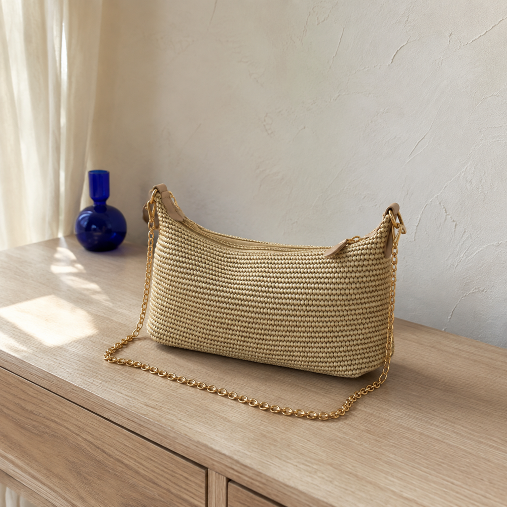 Kleine Stroh-Baguette-Tasche mit goldfarbener Kette