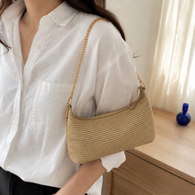Kleine Stroh-Baguette-Tasche mit goldfarbener Kette