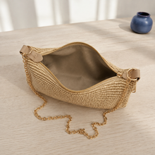 Kleine Stroh-Baguette-Tasche mit goldfarbener Kette