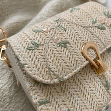 Florale geflochtene Stroh-Schultertasche mit Goldverschluss – kompakte Sommertasche