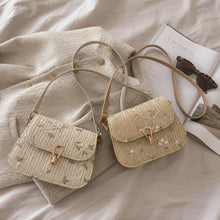Florale geflochtene Stroh-Schultertasche mit Goldverschluss – kompakte Sommertasche