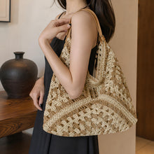 Geflochtene Kontrast-Schultertasche in Strohoptik – Sommertasche im Handmade-Look