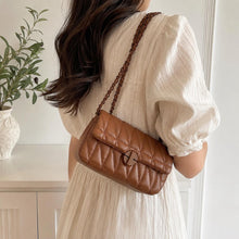 Kleine braune gesteppte Crossbody-Tasche aus veganem Leder – kompakte Schultertasche