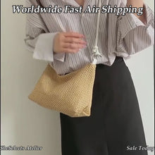 Sac hobo en paille tressée avec anse nouée et fermeture zippée