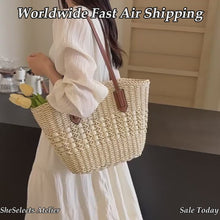 Geflochtene Stroh-Schultertasche mit Cut-out-Detail und optionalem Tuch