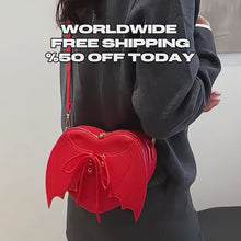 Herzförmige Bat-Wing Crossbody-Tasche aus veganem Leder – Statement-Tasche für Damen