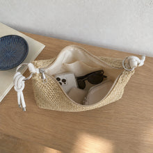 Sac hobo en paille tressée avec anse nouée et fermeture zippée